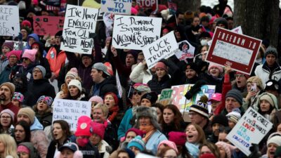 Miles marcharon en Washington en protesta por la toma de Trump