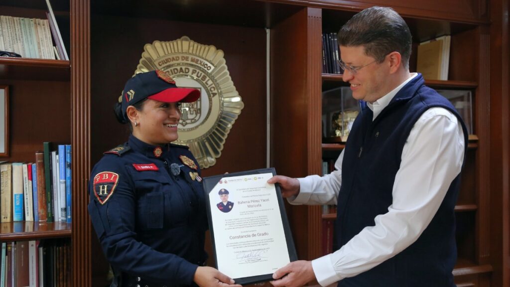 La policía Yacel Maricela Bahena Pérez fue ascendida por la SSC de la CDMX tras evitar la asfixia de una niña en el Metro Merced.