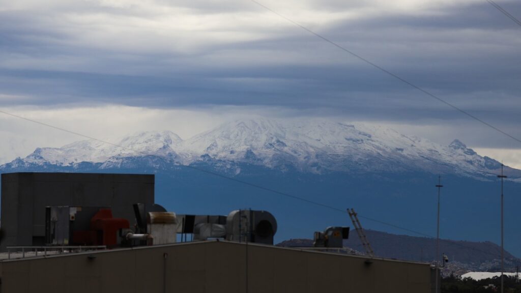 Popocatépetl e Iztaccíhuatl enamoran a capitalinos con atardecer nevado