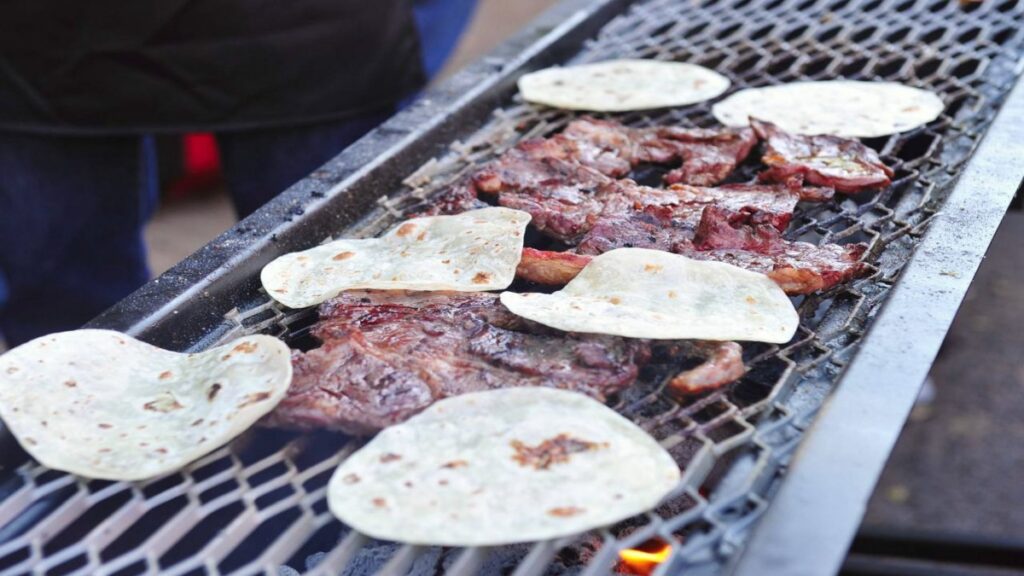 Prepara Carnita Asada En Camioneta En Trafico En Saltillo