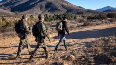 Presume gobierno de Trump 538 detenciones de migrantes e inicio de deportaciones en aviones militares