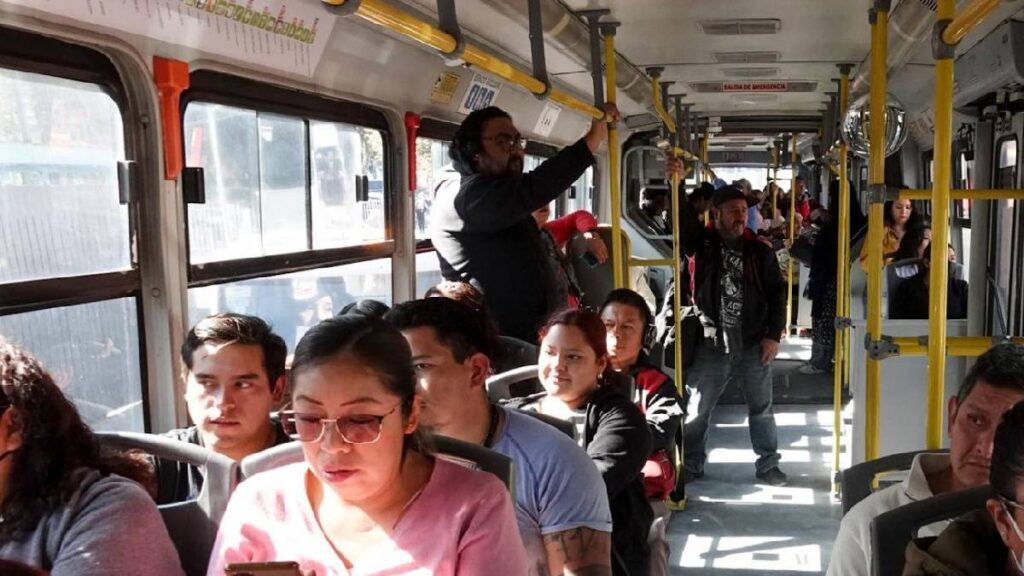 pasajeros-metrobús-cdmx-uvas-celebrar-año-nuevo