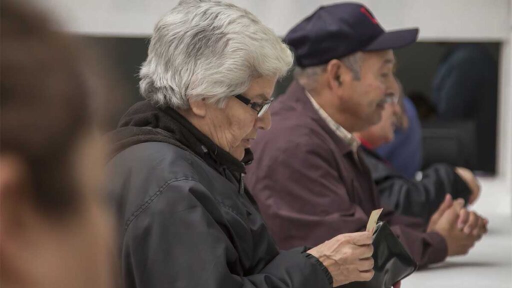 Los adultos mayores reciben descuento en el pago del refrendo.