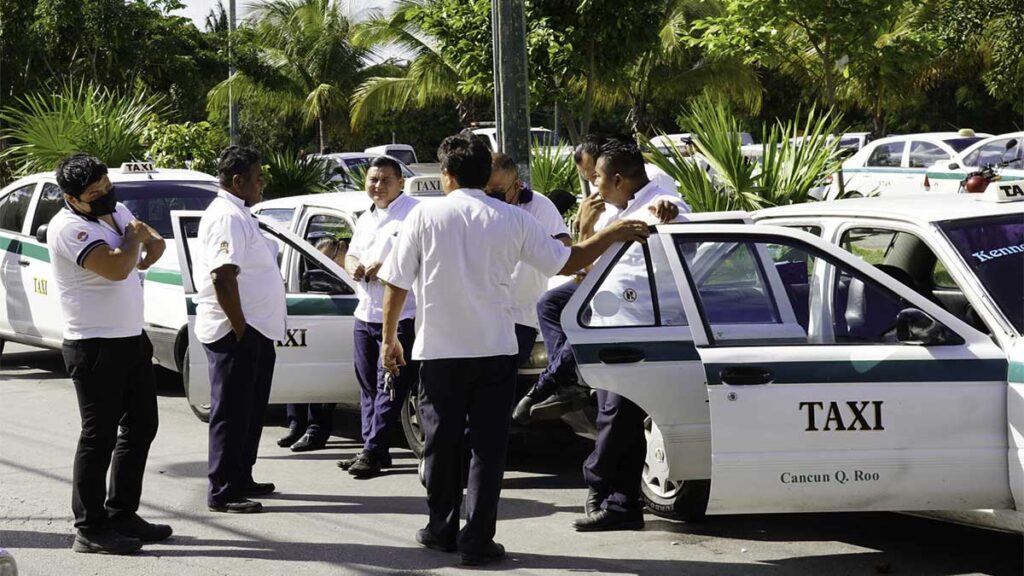 Una vez más denuncian abusos por parte de los taxistas de Cancún.