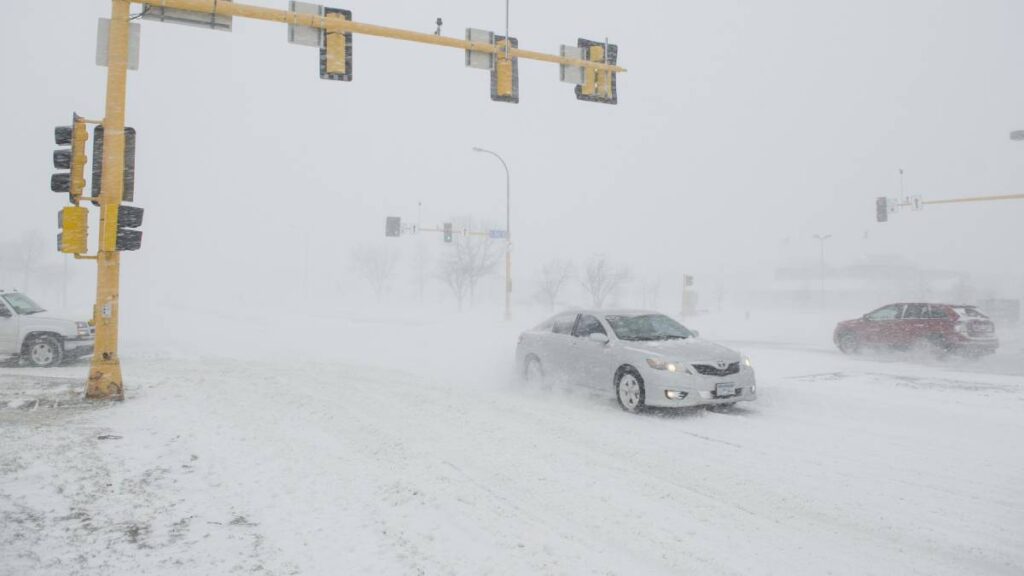 Tormenta invernal en EU paralizaría transporte y vuelos.