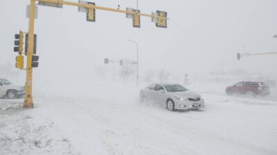 Tormenta invernal en EU paralizaría transporte y vuelos.