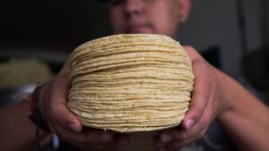 Buscan bajar precio de la tortilla tras alcanzar hasta 35 pesos por kilo