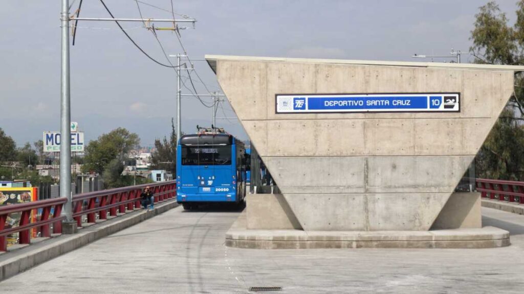 Choque Trolebús Elevado estación deportivo Santa Cruz