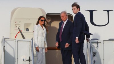 El presidente electo de Estados Unidos, Donald Trump ya abordó un avión que lo lleva a Washington, DC, para su toma de posesión