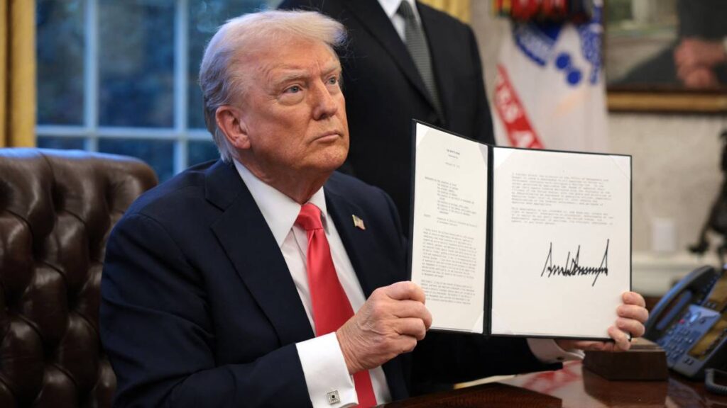 Donald Trump firma una orden ejecutiva 