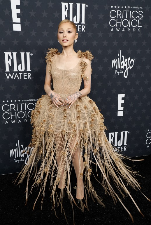 Ariana Grande Critics Choice Awards mejores looks