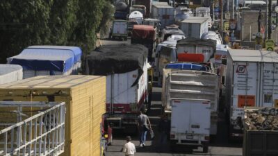 Barberos cierran la Vía Morelos por cierre de locales.