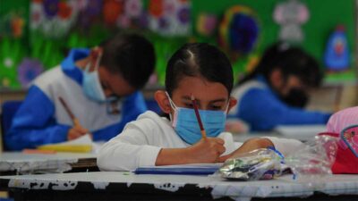 La beca es un apoyo para los estudiantes de excelencia.