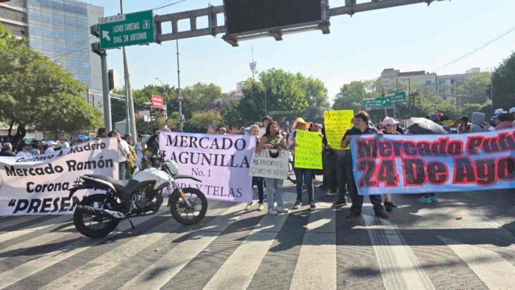 Locatarios de mercados en megamarcha bloquean varios puntos de la CDMX.