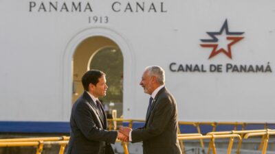 El Secretario de Estado de los Estados Unidos, Marco Rubio (izq.), le da la mano al administrador de la Autoridad del Canal de Panamá, Ricaurte Vásquez