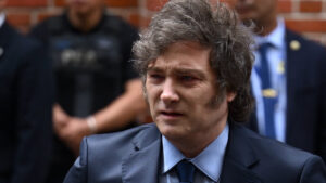 Partido de Milei arrasa en elecciones legislativas de Argentina