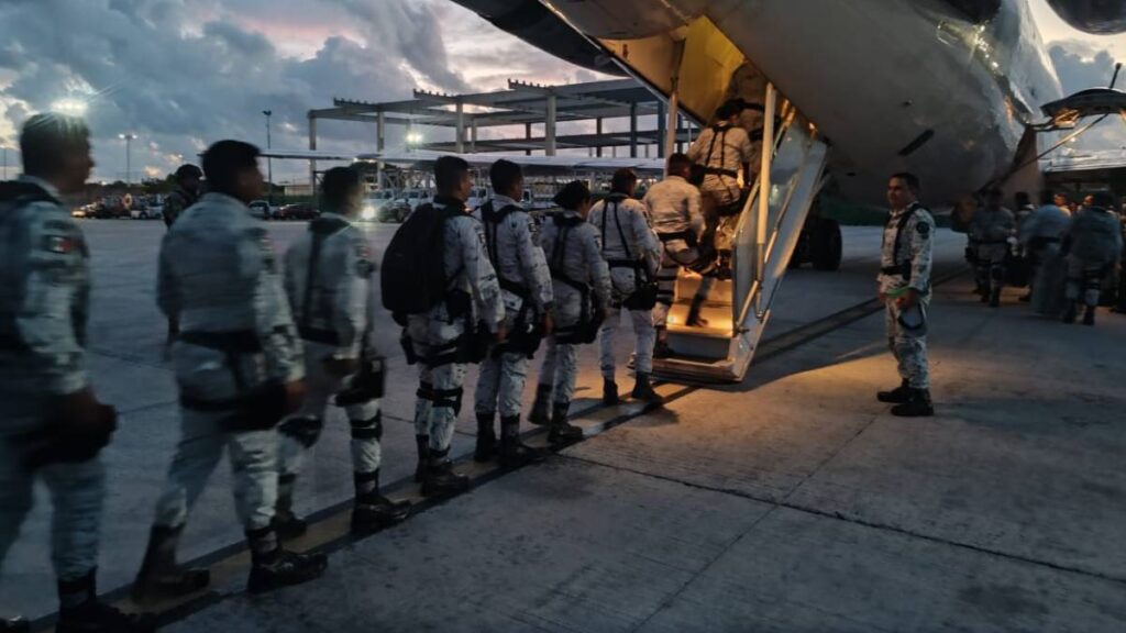 Elementos de la Guardia Nacional camino a la frontera con EE.UU