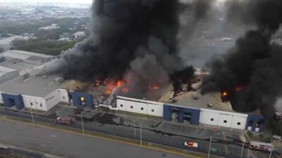 Autoridades atienden incendio en Apodaca, Nuevo León.