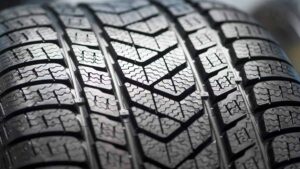 ¿Se pueden mezclar llantas de diferentes marcas o tipos en un vehículo?