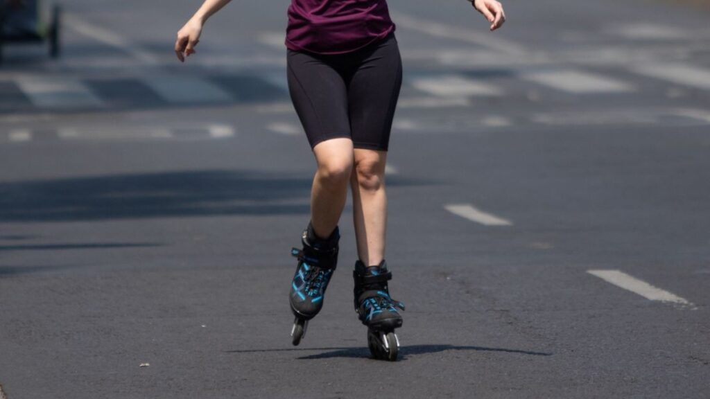 Una mujer fue captada patinando sobre Avenida Río San Joaquín en CDMX, lo que desató un debate sobre el tránsito en vías primarias.
