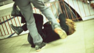 Mujer policía golpea y patea a una civil en Oaxaca; ya fue suspendida