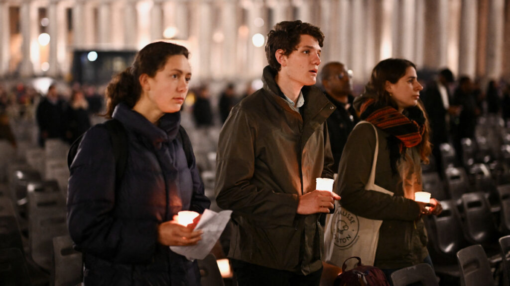 Los fieles acudieron a orar por el Papa Francisco