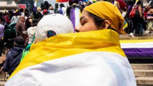 CDMX reconoce a las personas no binarias, EU da “plumazo” para que no existan