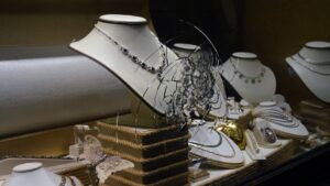 Roban, por segunda vez, joyería en Cancún; ladrones huyen con plata