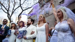 Marchan manifestantes vestidas de novias contra la violencia vicaria