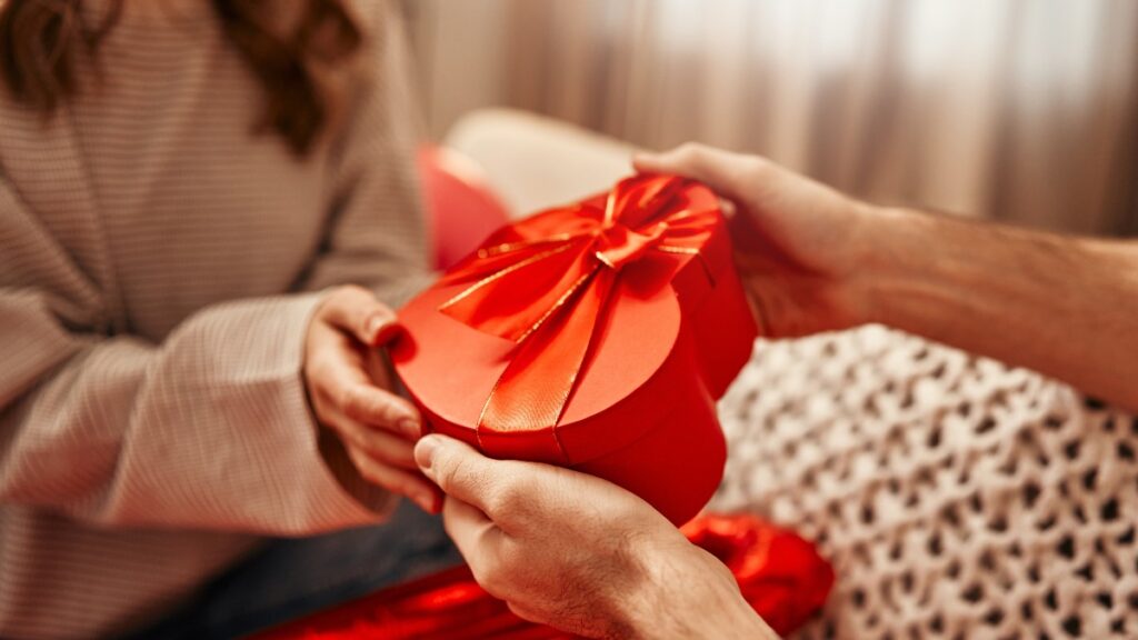 Hay quien celebra el 14 de febrero con una cita romántica o se puede sorprender al ser amado con regalos electrónicos.