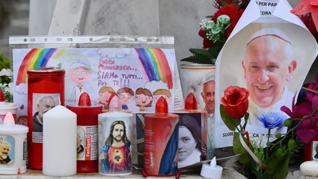 Salud del Papa Francisco presenta leve mejoría, pero sigue en estado crítico