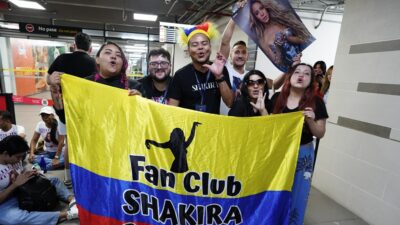 Fans de Shakira la esperan en aeropuerto de Barranquilla, Colombia