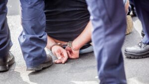 Como lo hace el crimen: video exhibe a policía en Chiapas golpeando con tabla a detenido