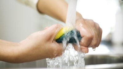 Cómo desinfectar los trapos y esponjas de cocina