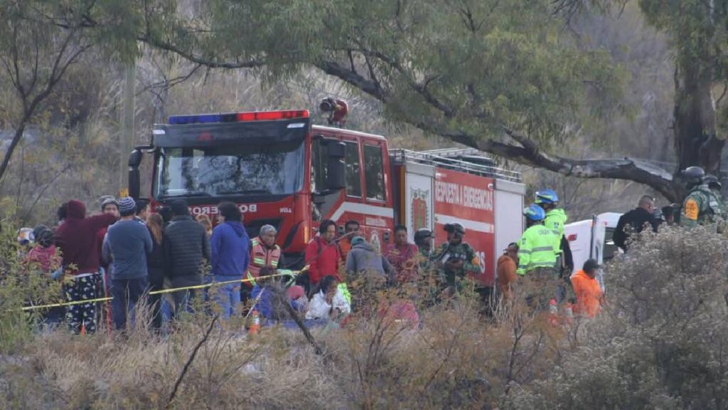 Autobús con 30 trabajadores cae a barranco en Temetzontla, Tlaxcala; hay 12 heridos - UnoTV