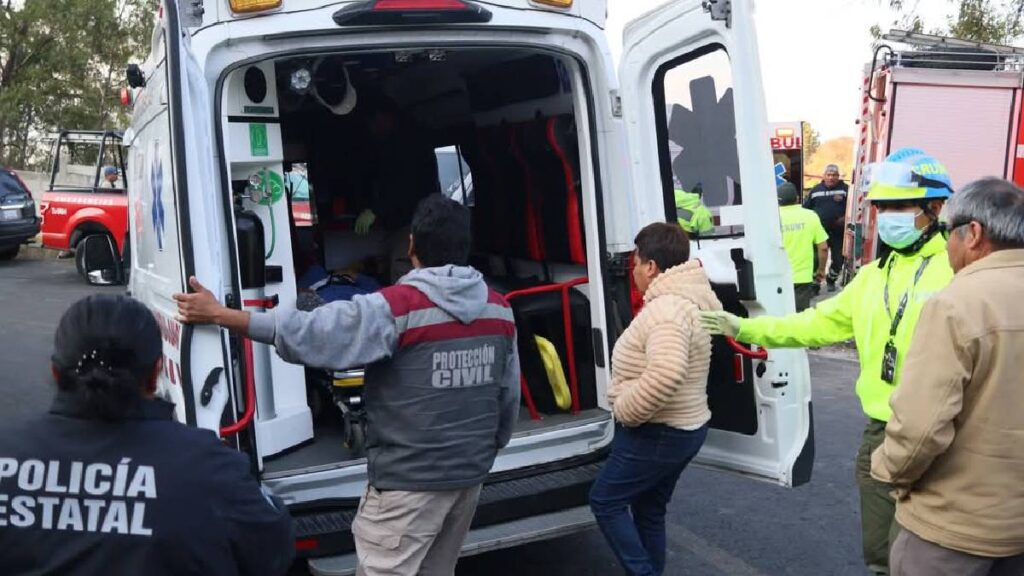 Autobús con 30 trabajadores cae a barranco en Temetzontla, Tlaxcala; hay 12 heridos - UnoTV