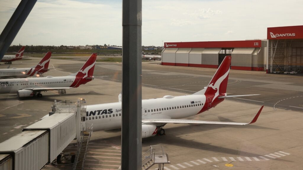 Un joven de 17 años intentó abordar un avión con una escopeta en Australia, pero los pasajeros lo detuvieron. Autoridades investigan el caso.