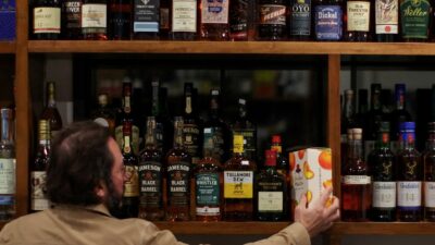 Retiran bebidas alcohólicas fabricadas en Estados Unidos de estantes canadienses