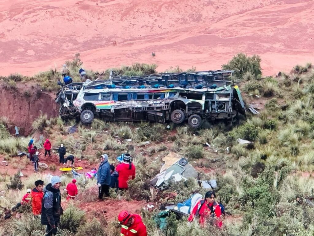 Al menos 25 personas murieron tras caer un autobús de pasajeros a un barranco luego de chocar con una camioneta en Bolivia.