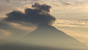 El Popocatépetl registra 60 exhalaciones y cuatro estados en alerta