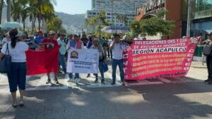 CETEG irrumpe evento del SNTE en Chilpancingo y prende fuego a lonas