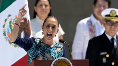 ¿Líderes de Morena ignoraron a Claudia Sheinbaum a su llegada al Zócalo?