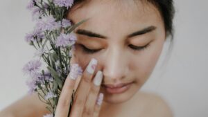 Diseños de uñas que puedes usar esta primavera, según Vogue 