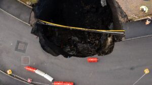 ¡Se abre otro! Pipa de Pemex cae en socavón en Iztacalco