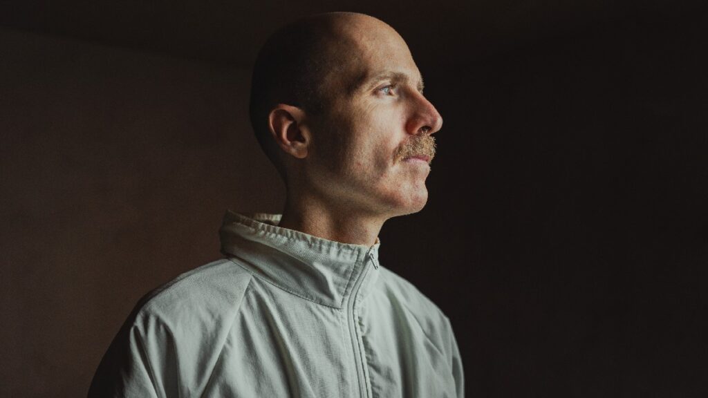 Juan Pablo Corcuera, conocido por su trayectoria en la escena musical, presenta su nuevo proyecto solista bajo el nombre de Evaristo. 