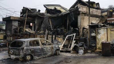 Helicópteros combaten incendios en Corea del Sur