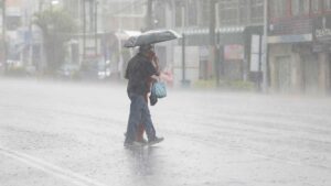Suspenden clases en Oaxaca por tormenta tropical; Erick se fortalece y mantiene su desplazamiento