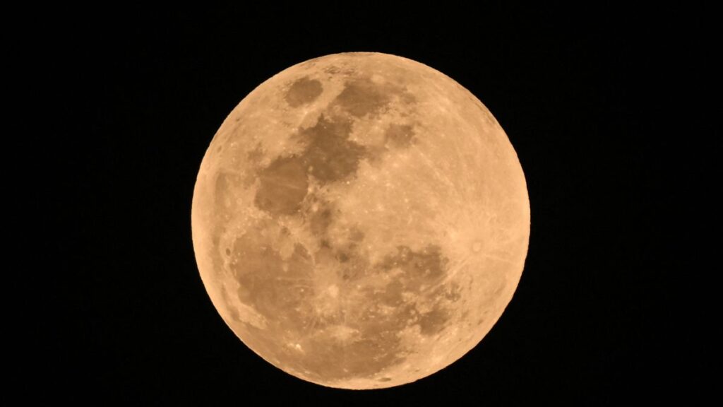 Una luna llena, también conocida como "luna de sangre", se verá sobre la Ciudad de México el 13 de marzo de 2025, antes del eclipse lunar.