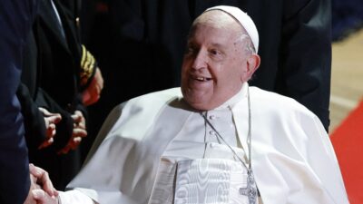 El Papa Francisco cumplió 1 mes hospitalizado en el Hospital Gemelli de Roma, pero se encuentra “estable”, según informó el Vaticano.