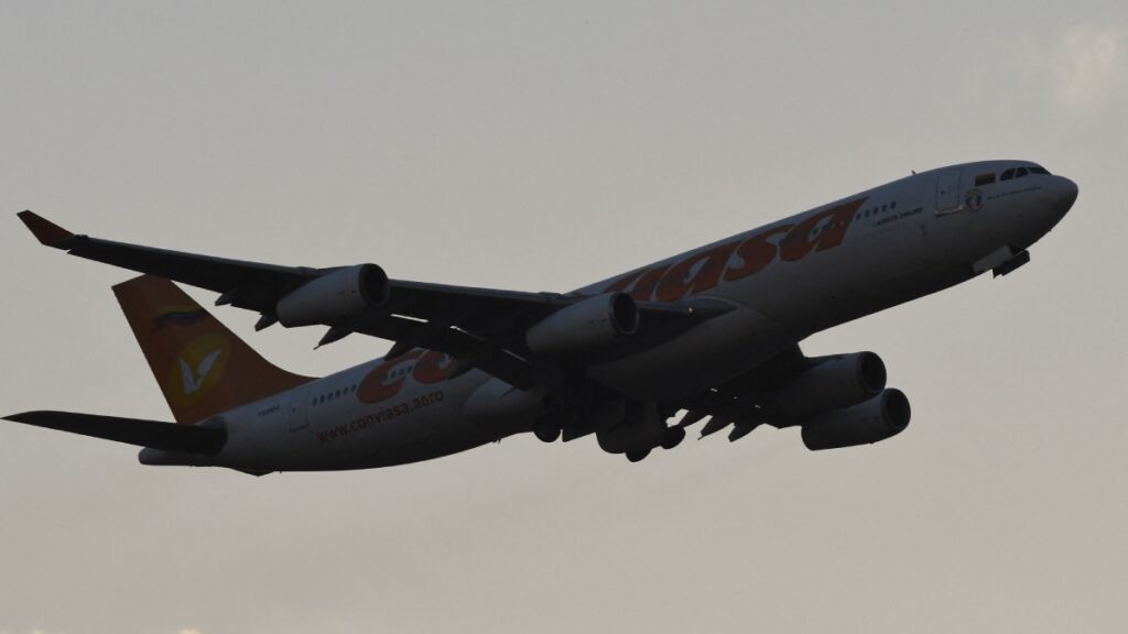 Un pasajero intentó abrir la puerta de un avión en pleno vuelo, por lo que la tripulación tuvo que someterlo y amarrarle las manos.